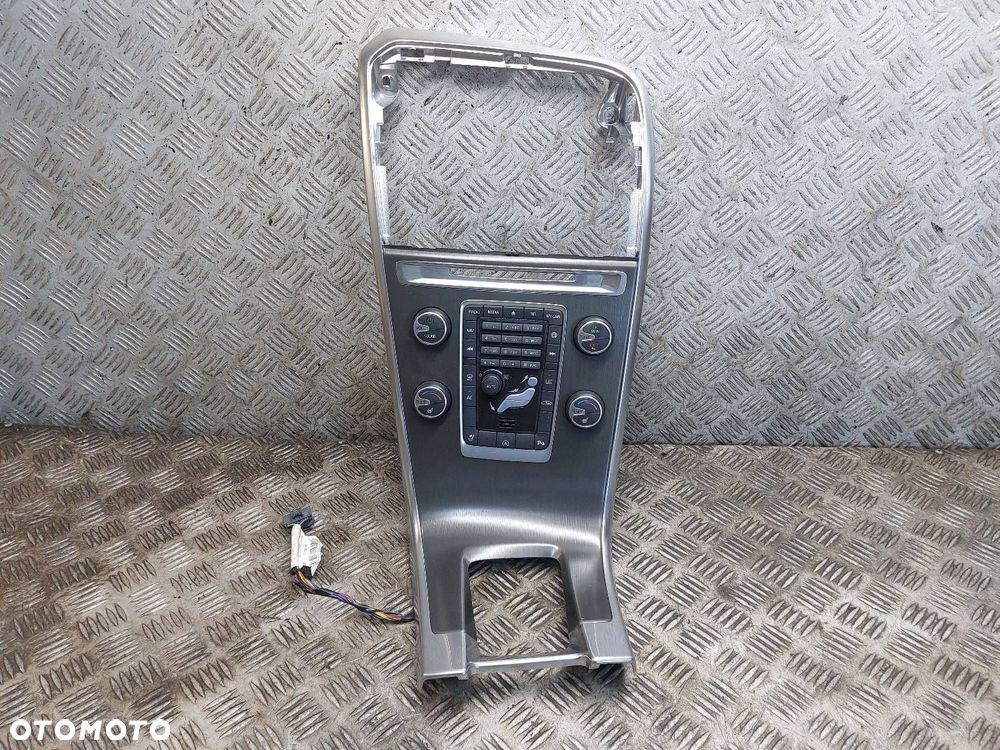 PANEL NAWIEWU + PANEL RADIA WODOSPAD VOLVO XC60 I - 1