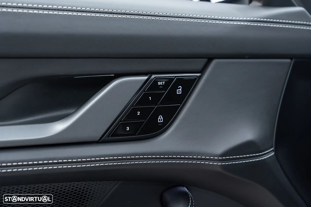 Porsche Taycan Cross Turismo 4 - 29