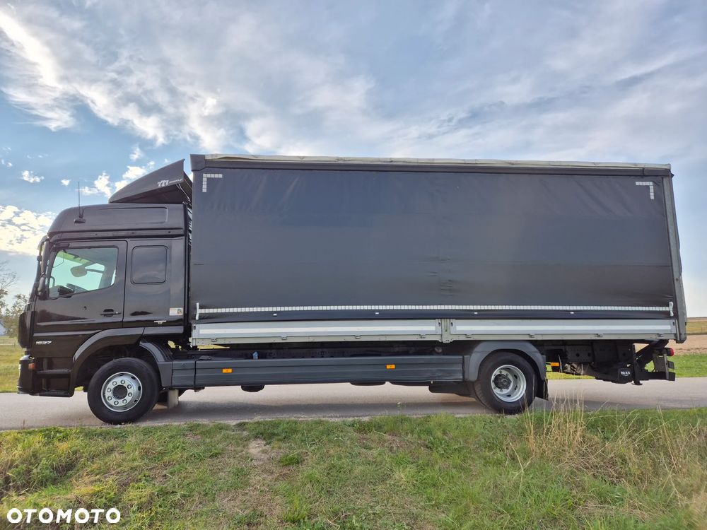 Mercedes-Benz Atego 1527 burto-firana z windą 7.2m SUPER STAN / GLOB / SYPIALNY / z Niemiec - 12