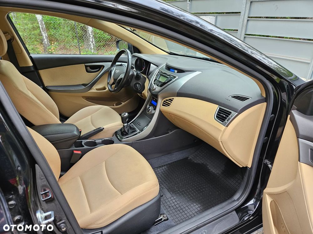 Hyundai Elantra 1.6 Comfort - 9