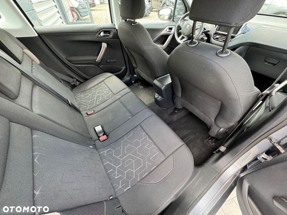 Peugeot 2008 1.2 Pure Tech Style - 17