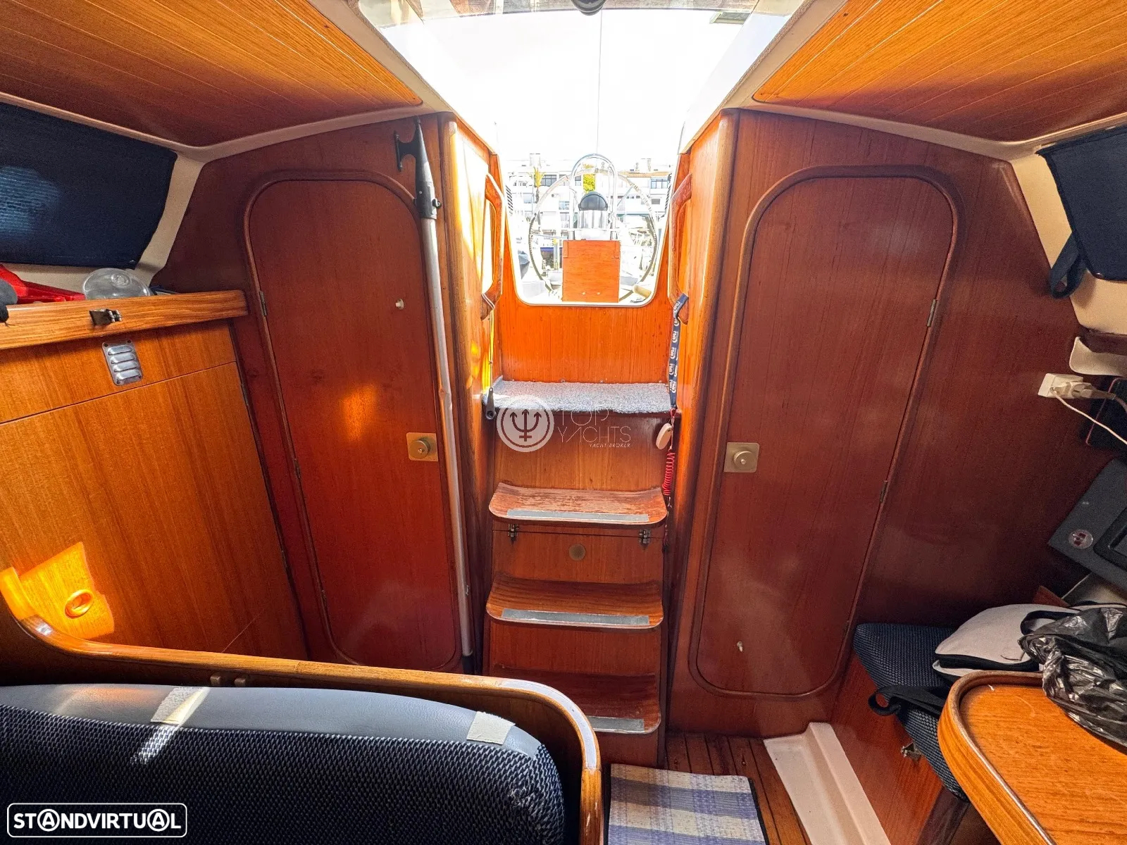 Beneteau Oceanis 320 - 18
