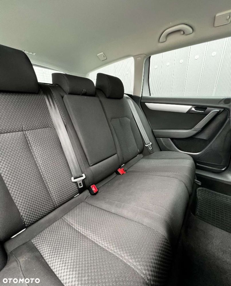Volkswagen Passat - 12