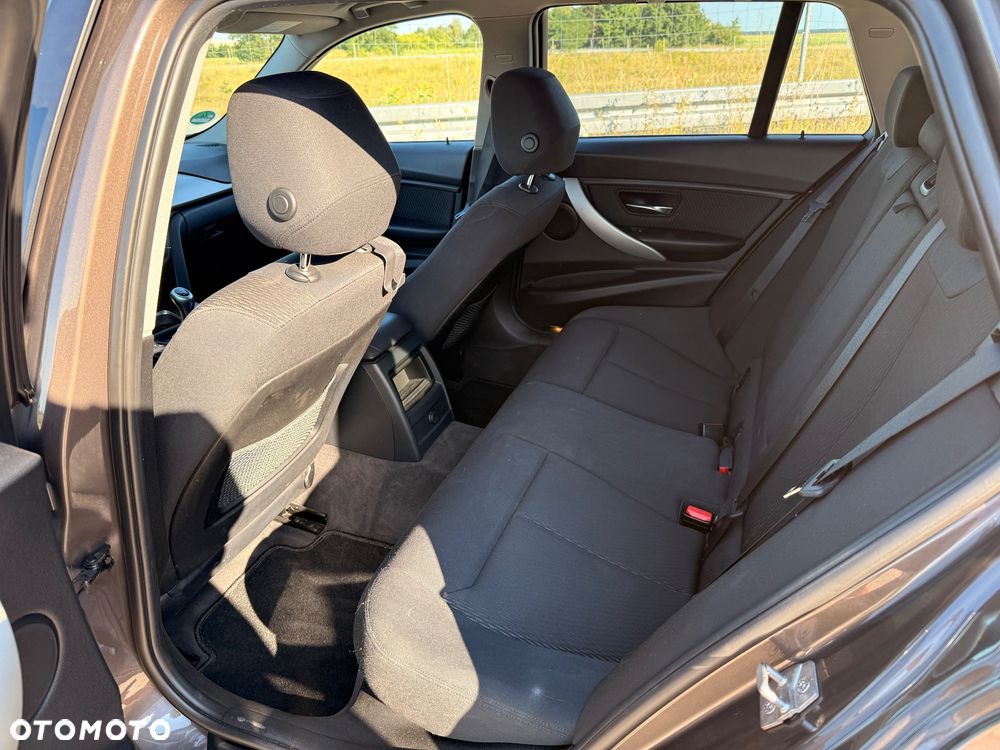 BMW Seria 3 320d - 29