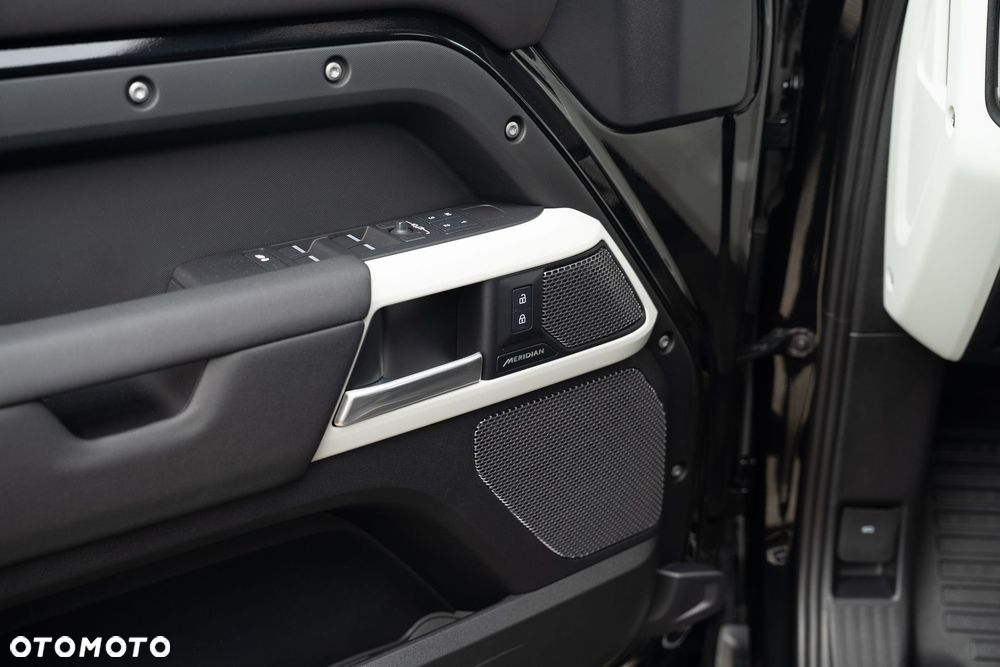 Land Rover Defender - 25