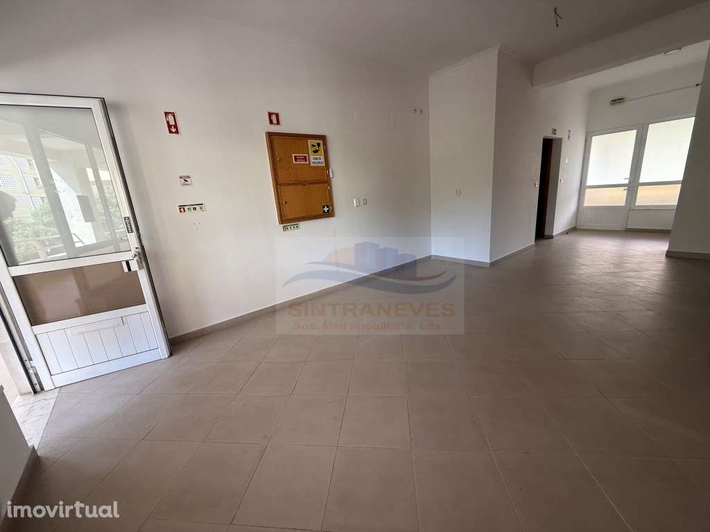 Loja à Venda - 80 m² | Amadora | 4 Box | Arrecadação - Grande imagem: 3/13