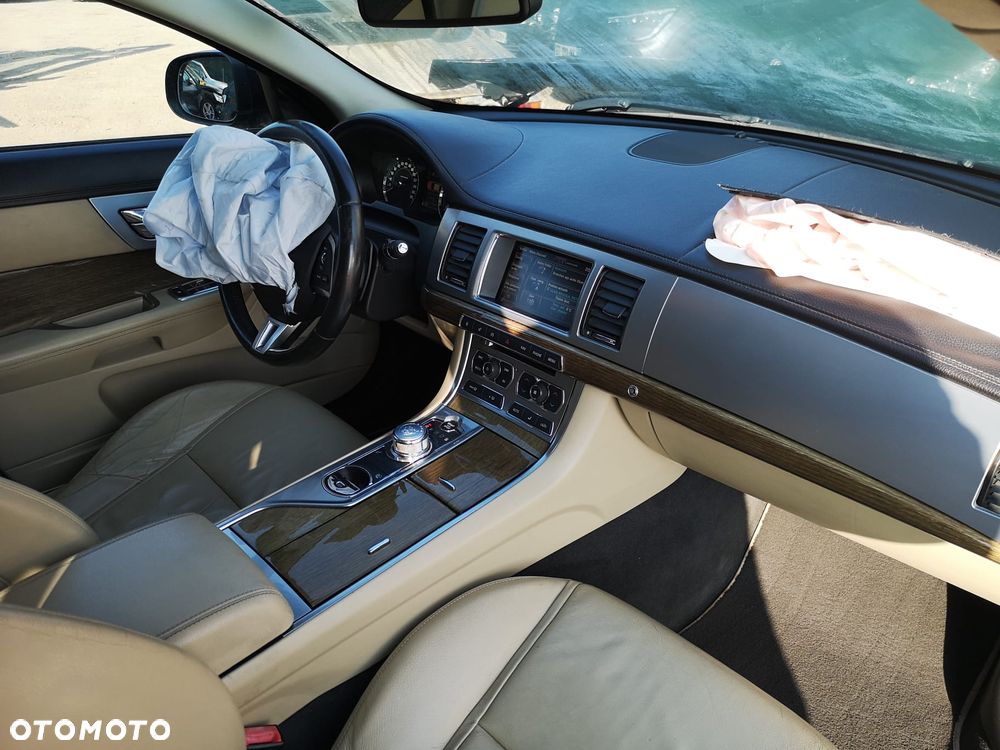 Jaguar XF 2.2 D Premium Luxury - 34