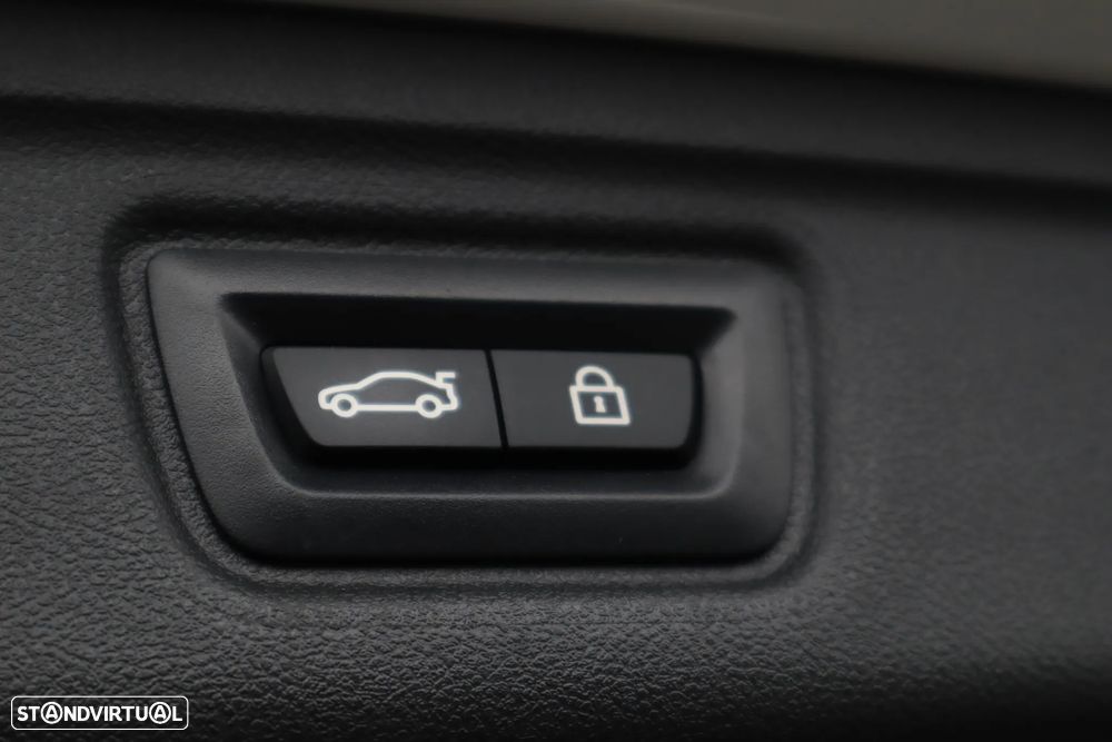 BMW 330 e Pack Desportivo M Auto - 10