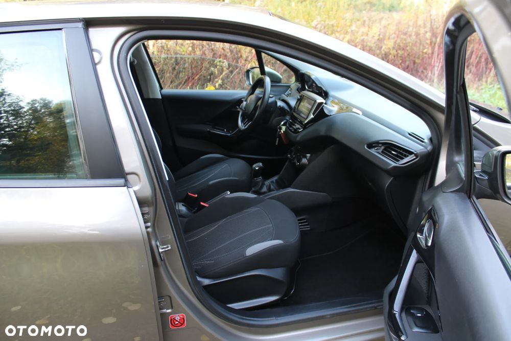 Peugeot 208 - 16