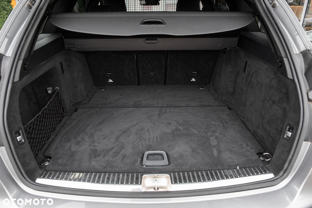 Mercedes-Benz Klasa C 400 4-Matic 9G-TRONIC - 32