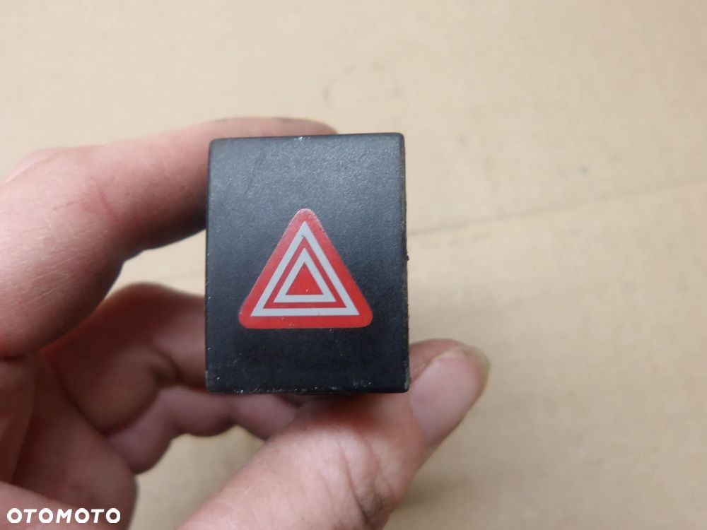 VW POLO IV 9N 3D 1.4B WŁĄCZNIK ŚWIATEŁ AWARYJNYCH 6Q0953235A - 1