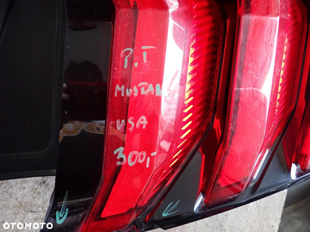 FORD MUSTANG LAMPA PRAWY TYŁ USA - 2