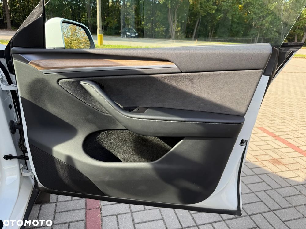 Tesla Model Y Long Range AWD - 26