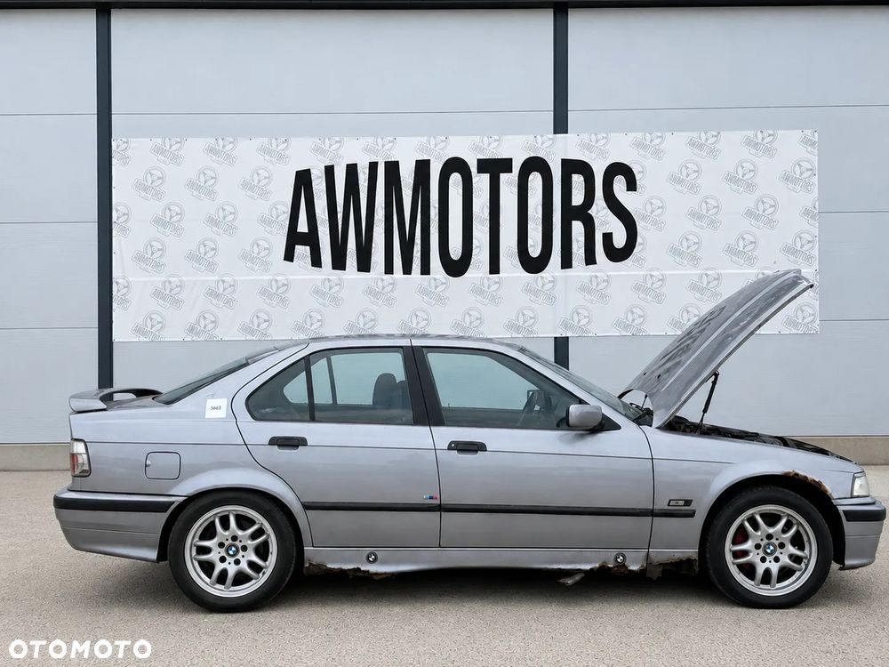 BMW 3 E36 COUPE 1995 *SAMOCHÓD  NA CZĘŚCI* 5663 ARKTISGRAU METALLIC (269) MASKA, LAMPA, DRZWI, LUSTERKO, ZDERZAK, GRILL, BŁOTNIK, KLAPA, BELKA, DESKA, FOTELE, KANAPA, ĆWIARTKA KIEROWNICA, TARCZE, ZACISKI, ZAWIESZENIE, KOMPLETNY PRZÓD, KOMPLETNY TYŁ, LICZNIK, ZEGARY, PRAWE LEWE PRZÓD TYŁ - 4