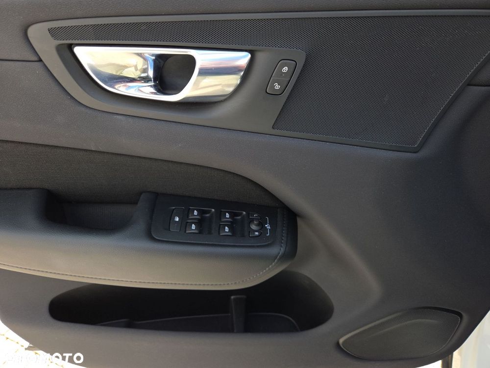 Volvo XC 60 B4 B Momentum - 13