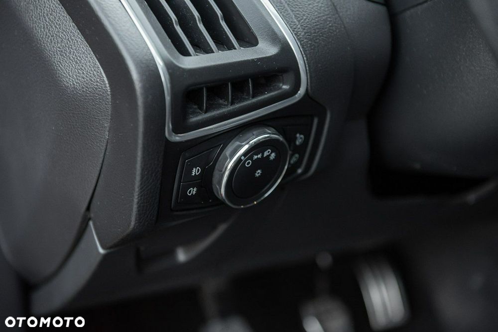Ford Focus 1.6 EcoBoost Titanium - 28