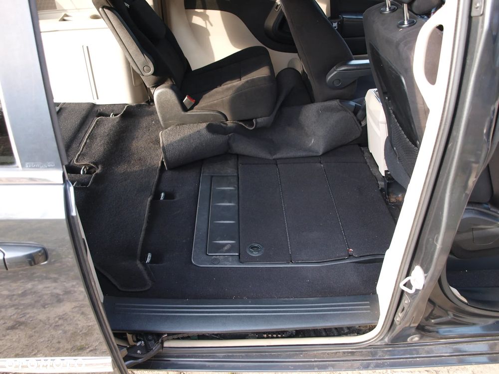 Chrysler Town & Country - 16