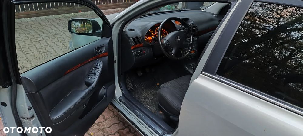 Toyota Avensis - 6