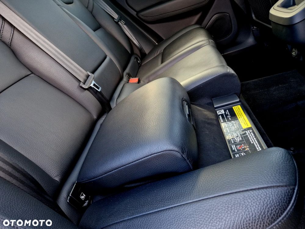 Volvo XC 60 B4 B Plus Dark - 22