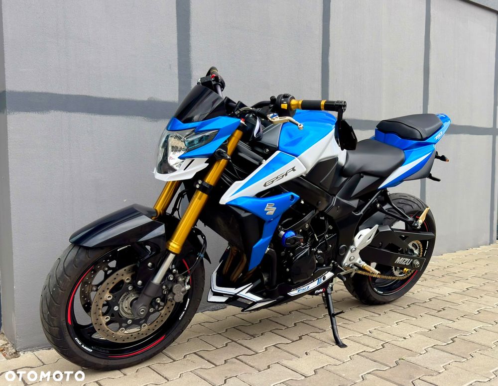 Suzuki GSR - 4