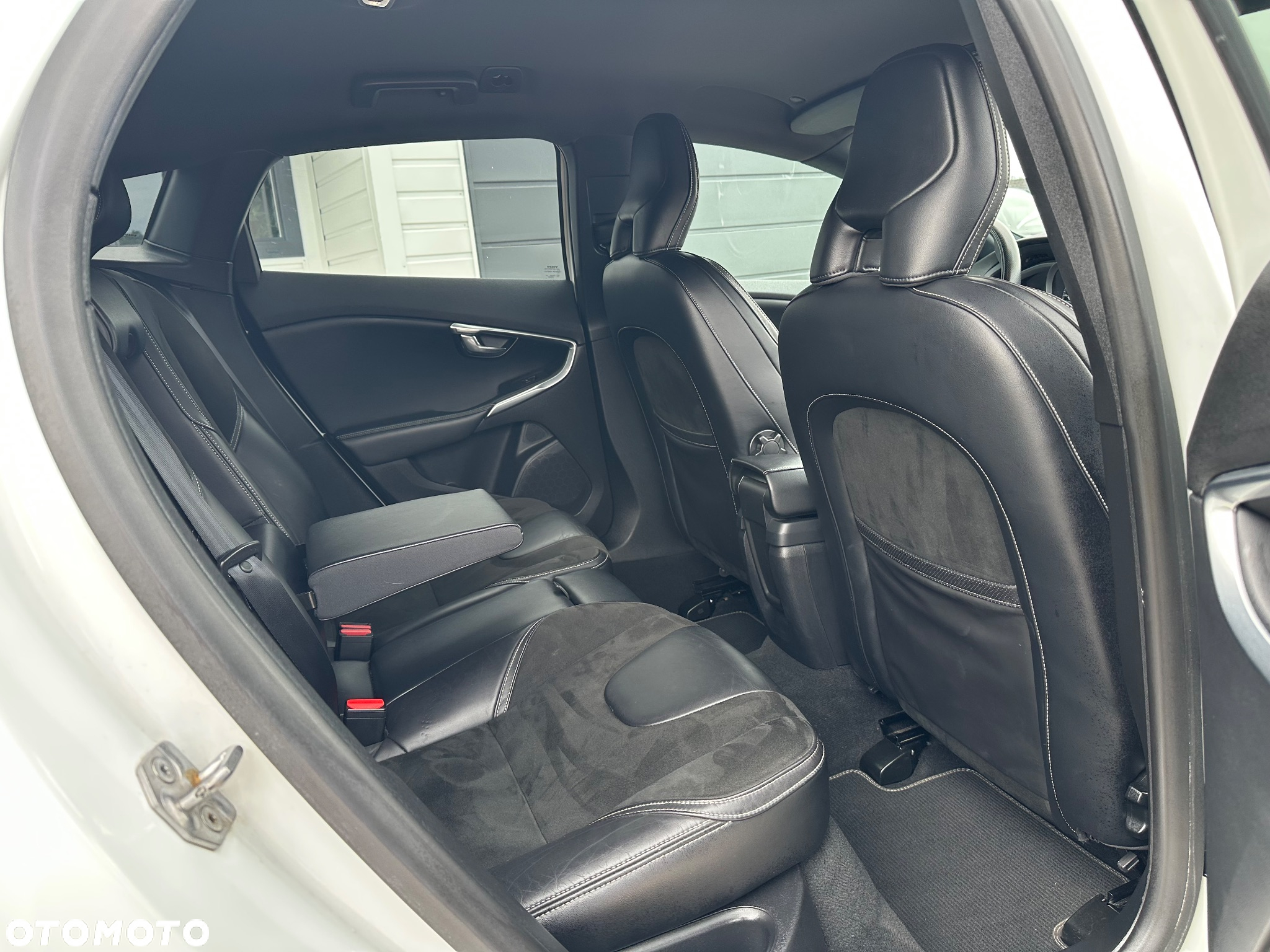 Volvo V40 D3 Drive-E R-Design Momentum - 4