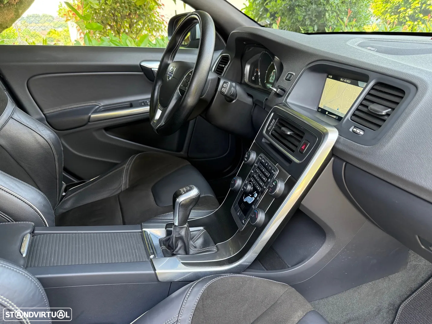 Volvo V60 2.0 D4 R-Design - 29