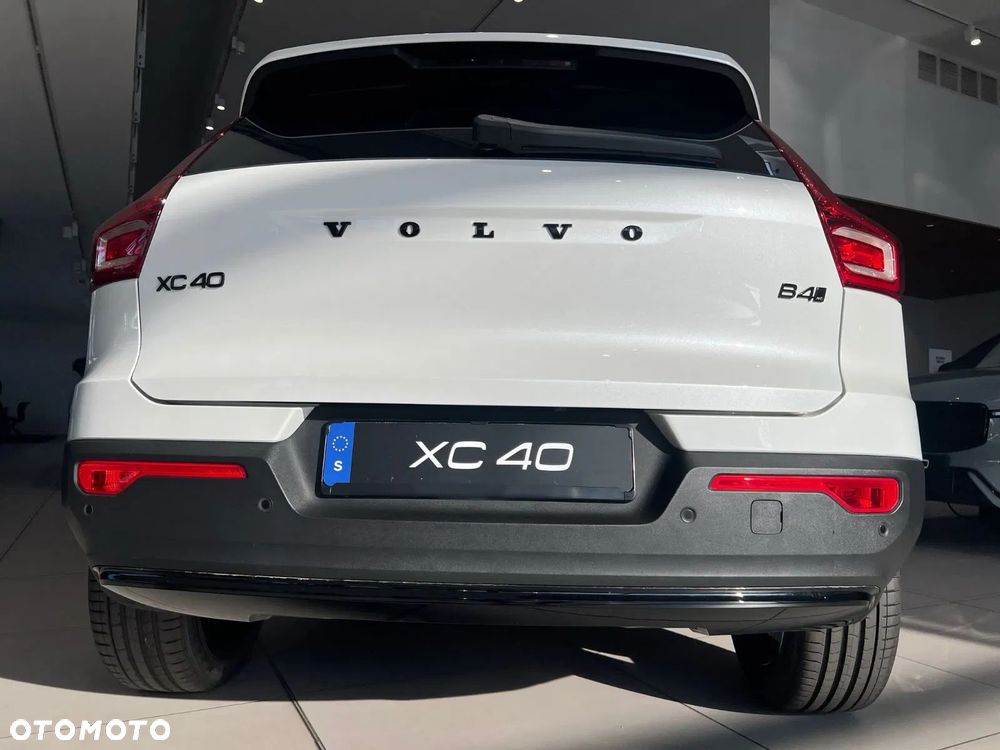 Volvo XC 40 B4 AWD Plus Dark - 16