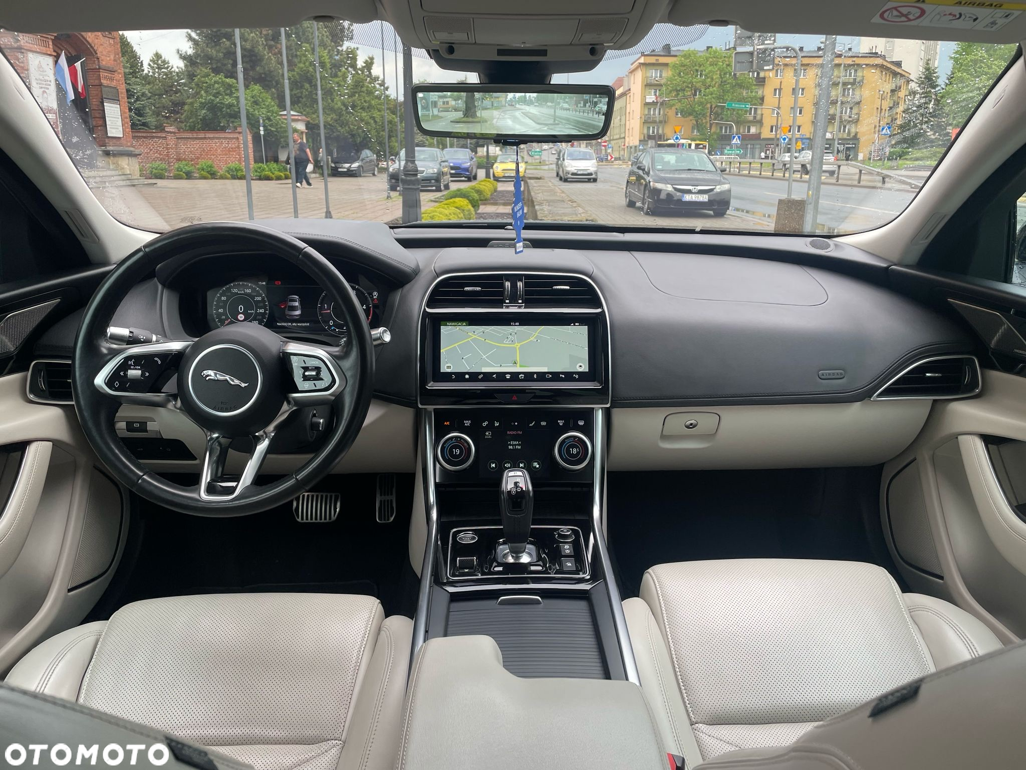 Jaguar XE 2.0 D180 HSE - 25