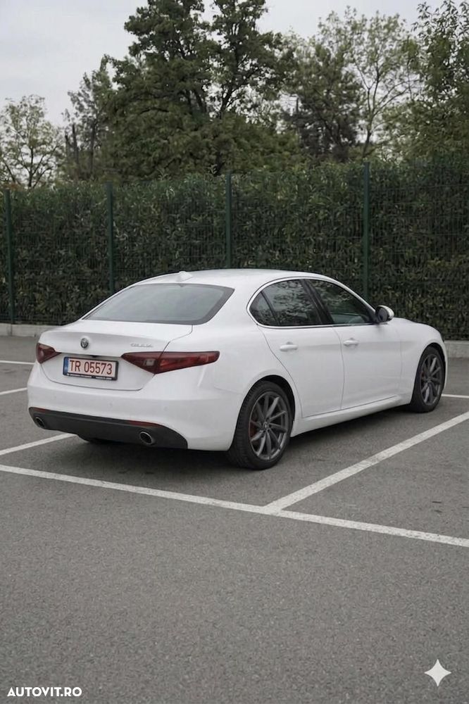Alfa Romeo Giulia 2.2 AT8 Business - 3
