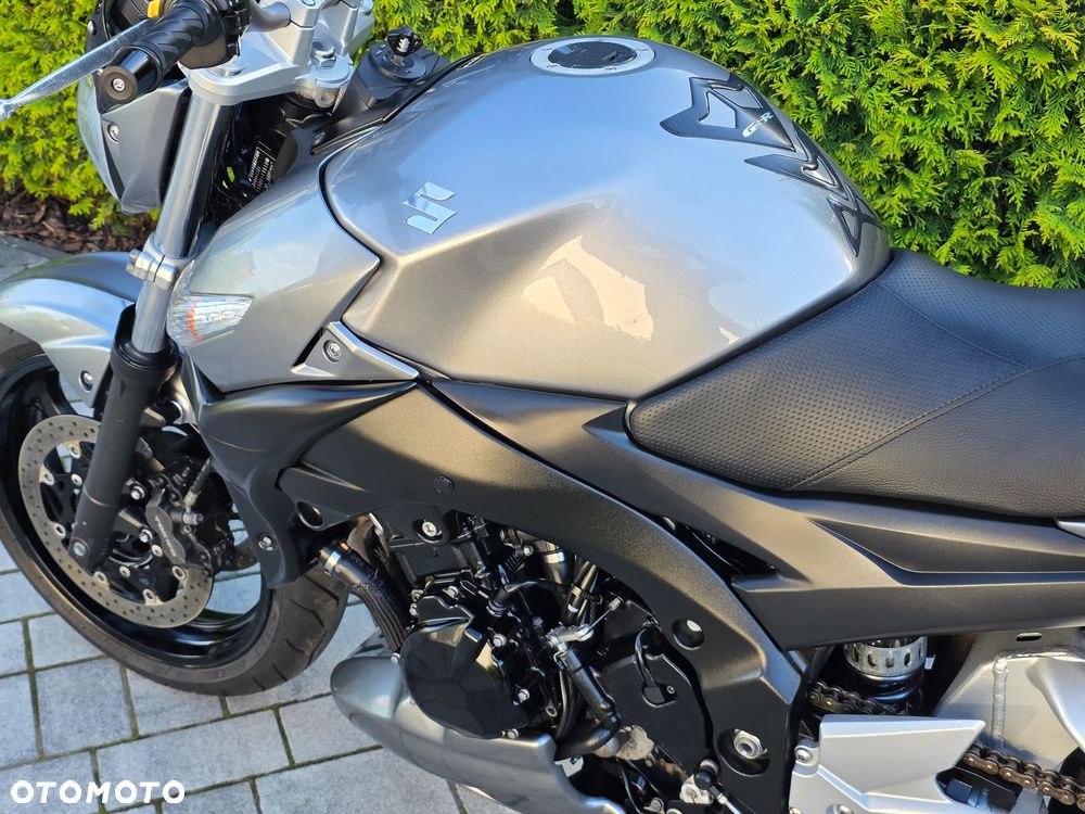 Suzuki GSR - 29