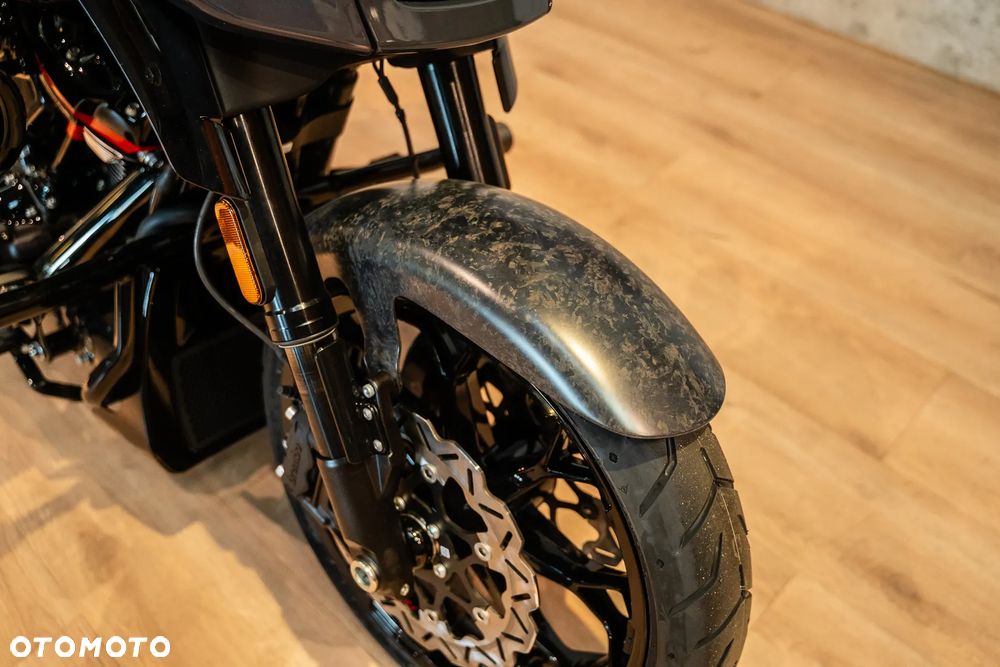 Harley-Davidson CVO Street Glide - 24