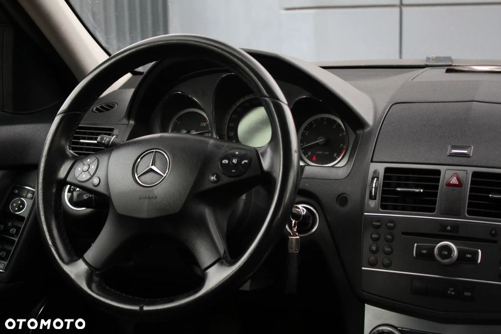 Mercedes-Benz Klasa C 180 CGI BlueEFFICIENCY Avantgarde - 22