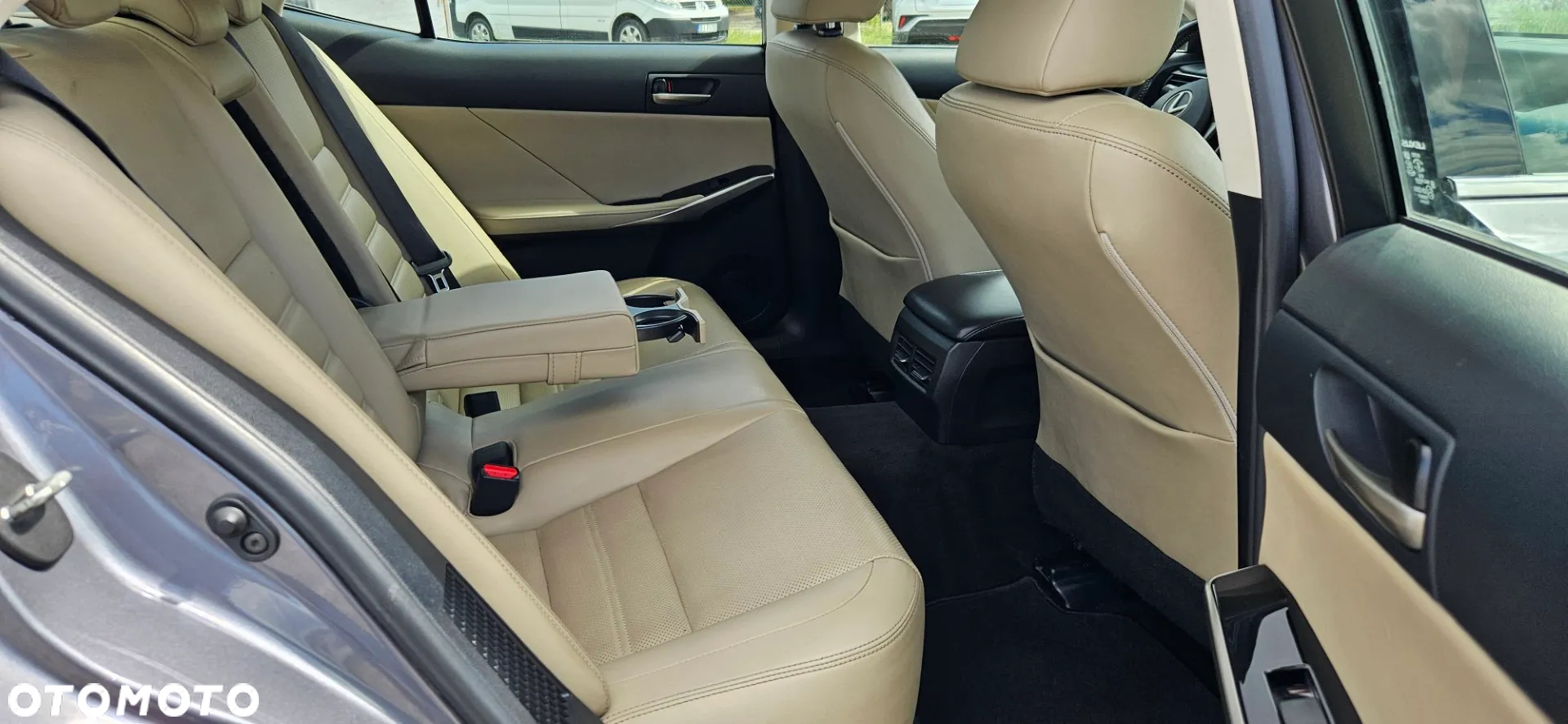Lexus IS 300h Business Edition - 23