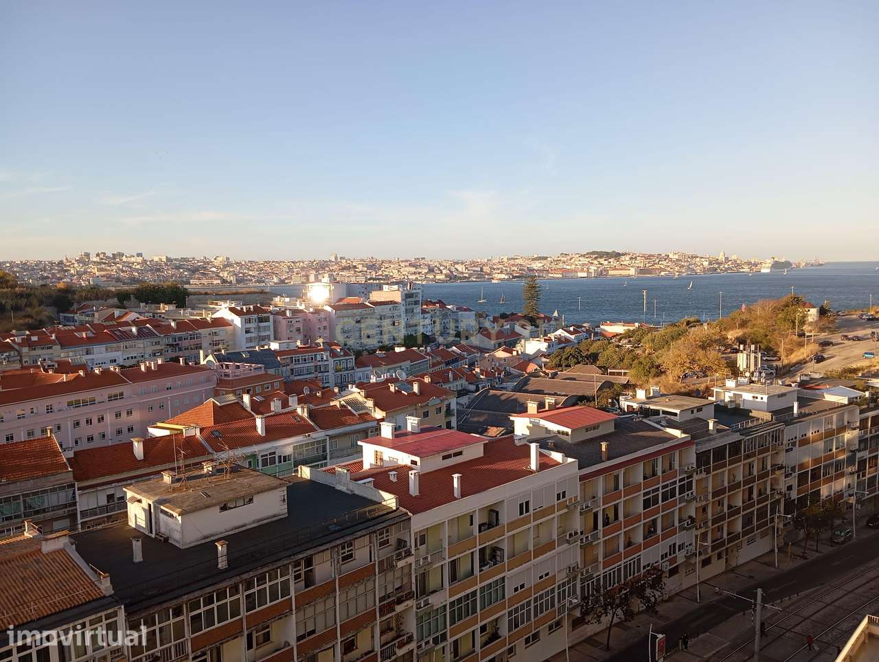 Apartamento T3 com Vista Panorâmica em Almada - Grande imagem: 2/23