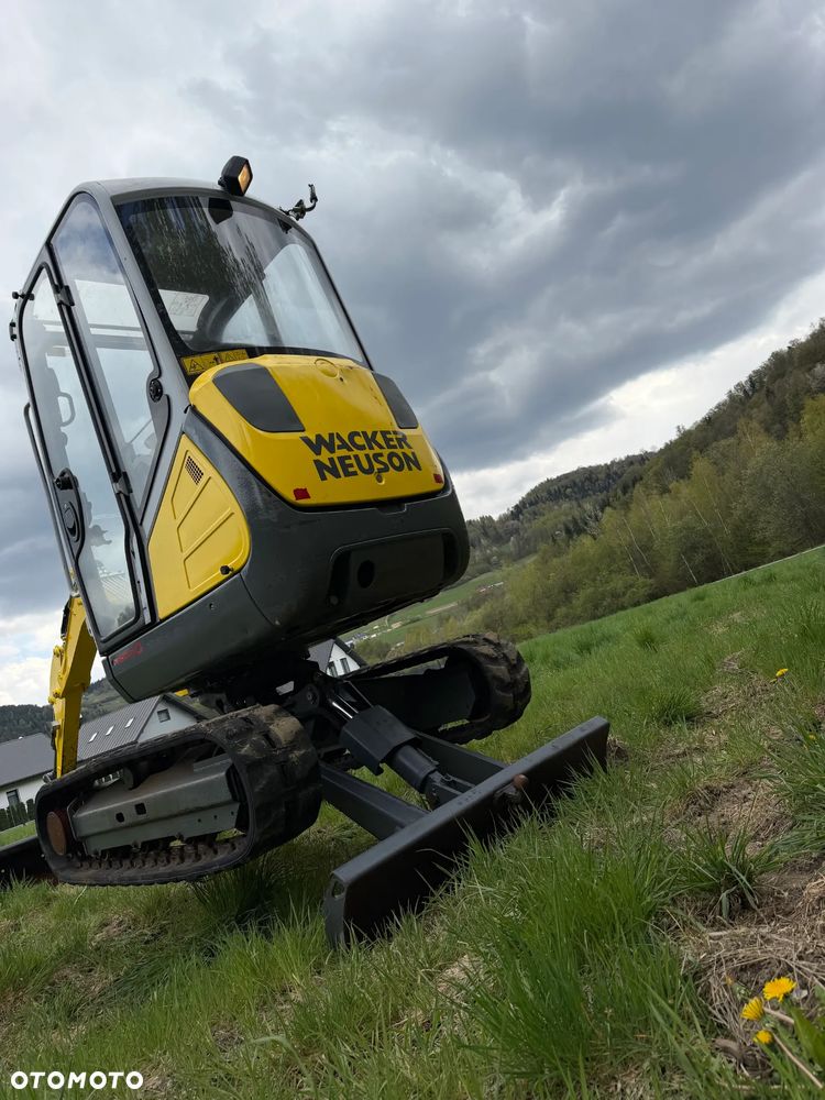 Wacker Neuson ET24 Koparka Gąsienicowa 2,6 tony. z VDS. 2021rok- 2300 Mtg Poziomowanie VDS silnik Yanmar. Maszyna Pochodzi z Norweskiej szkółki roślinnej. 2x drzwi ORYGINAŁ. Jak Nowa z salonu zero luzów i wycieków. Aktualna DEKRA. 2x oryginalna Łyżka. Szybka wolna jazda. Dodatkowe Linie Hydrauliczne na młot i wiertnice. Zaczep kulka na lemieszu. OKAZJA - 28
