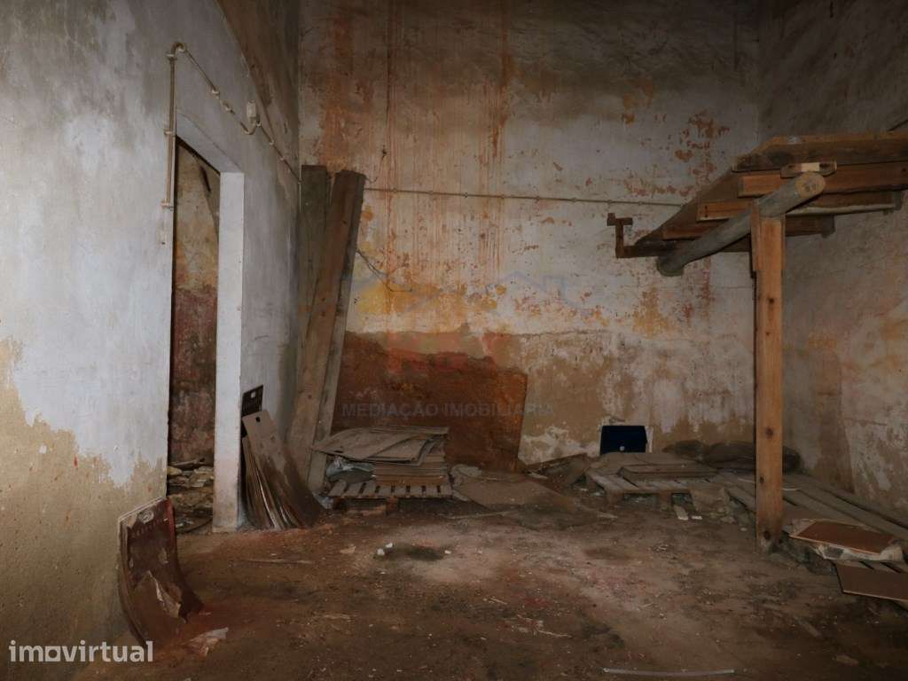 Armazém com 541m2 por recuperar no Largo Gil Eanes - Grande imagem: 4/14