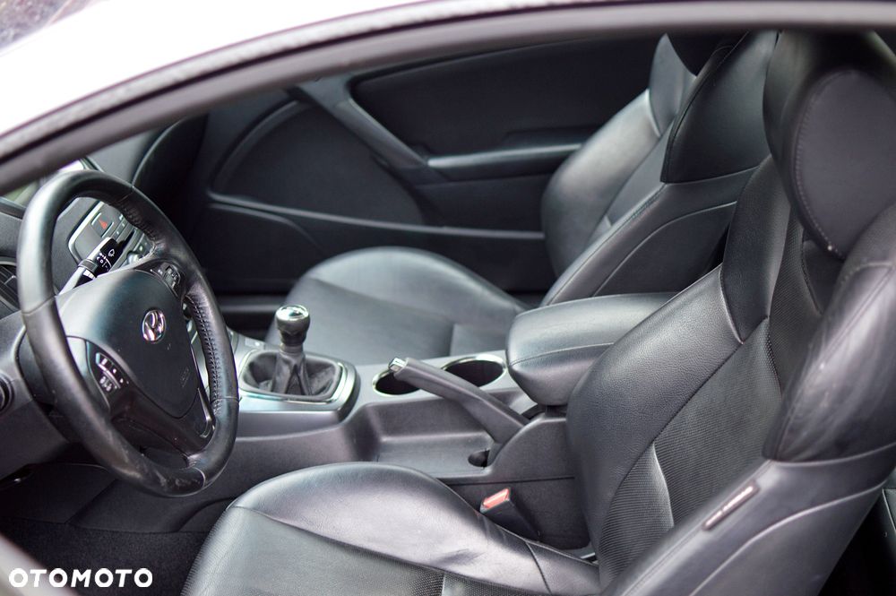 Hyundai Genesis Coupe 3.8 V6 Executive - 12