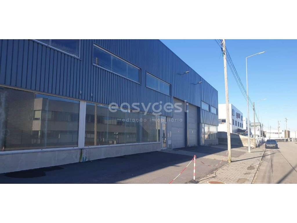 Espetacular Armazém situado na Zona Industrial da Palhaça - Grande imagem: 4/12