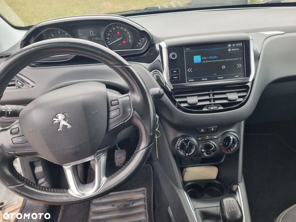 Peugeot 208 - 10
