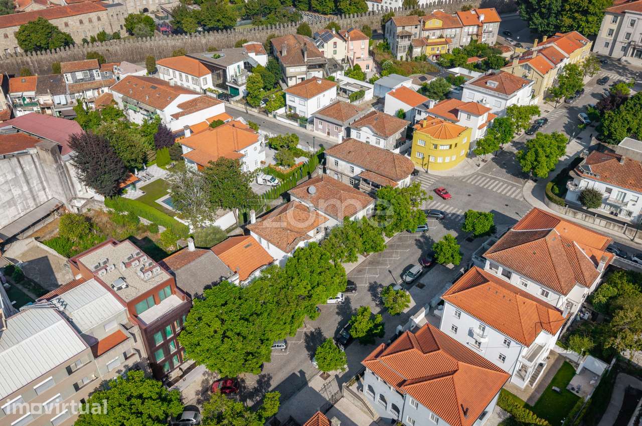 Moradia Clássica com Jardim no Centro Histórico de Guimarães - Grande imagem: 3/42
