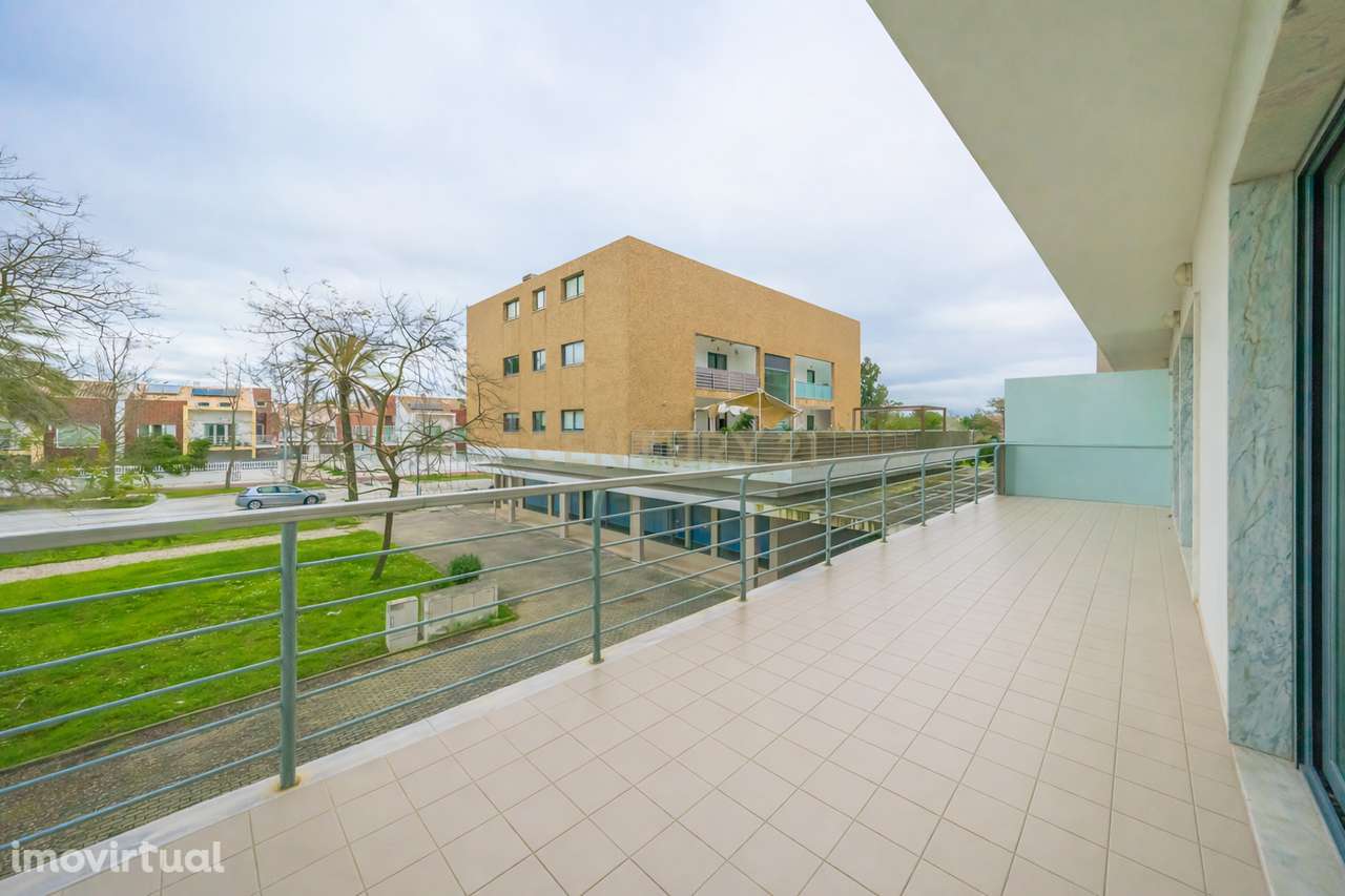 Apartamento T3 com Varandas, Garagem e Parqueamento, na Vila Serena, P - Grande imagem: 2/45