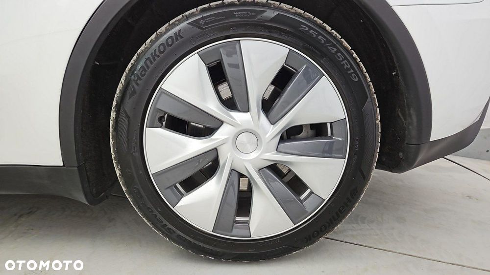 Tesla Model Y - 23
