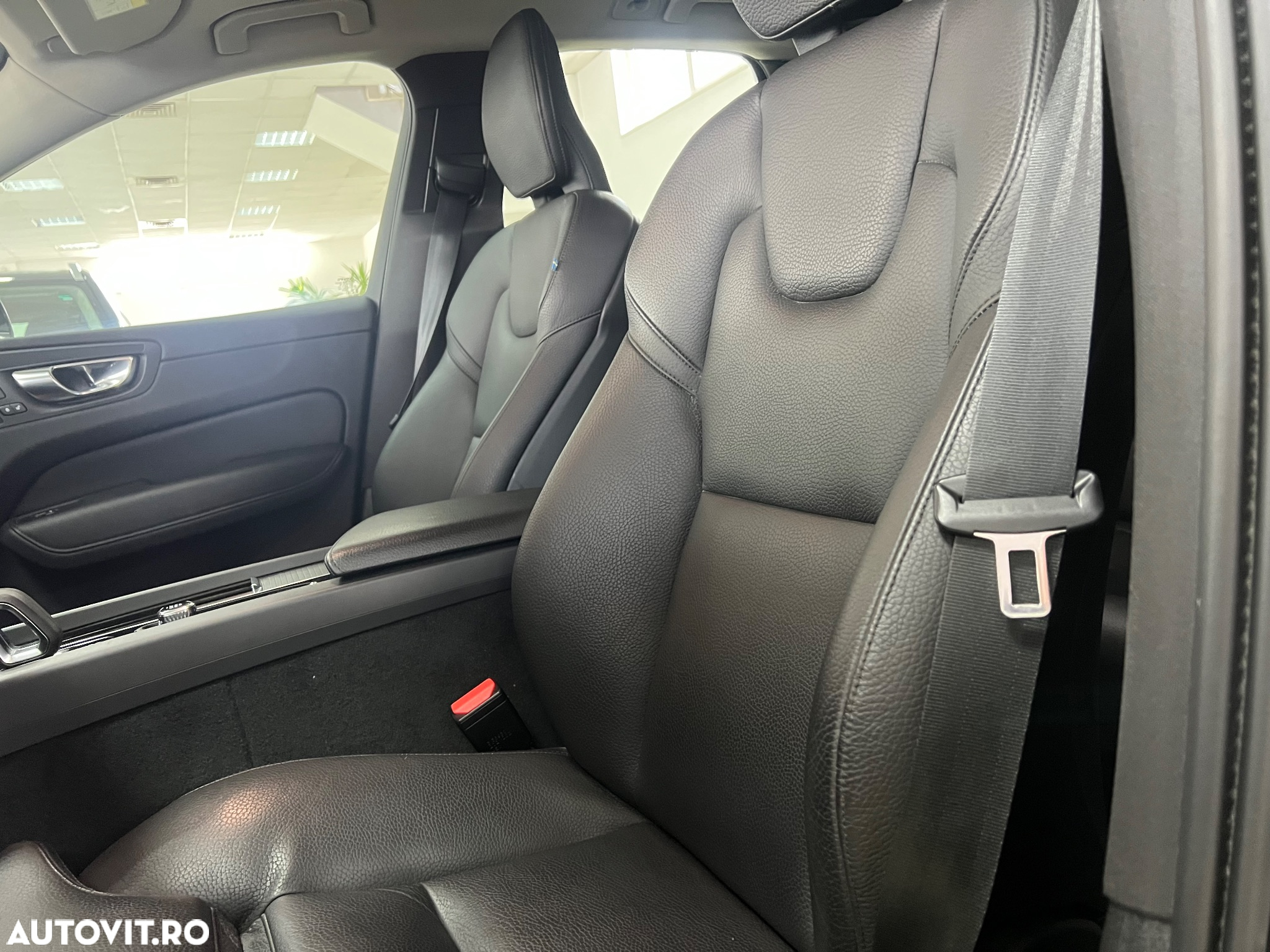 Volvo XC 60 B4 MHEV AT8 AWD Momentum Pro - 24
