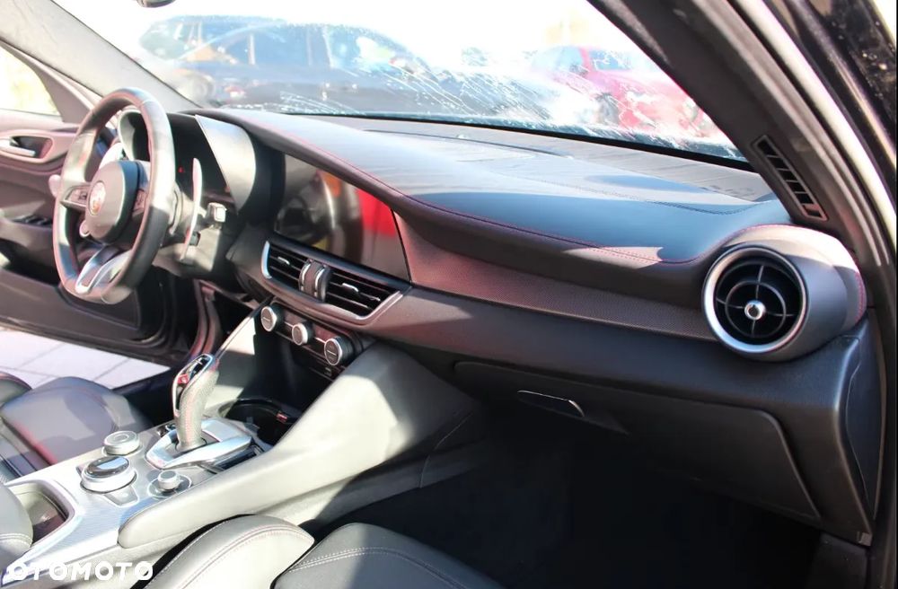 Alfa Romeo Giulia 2.0 Turbo Competizione Q4 - 10