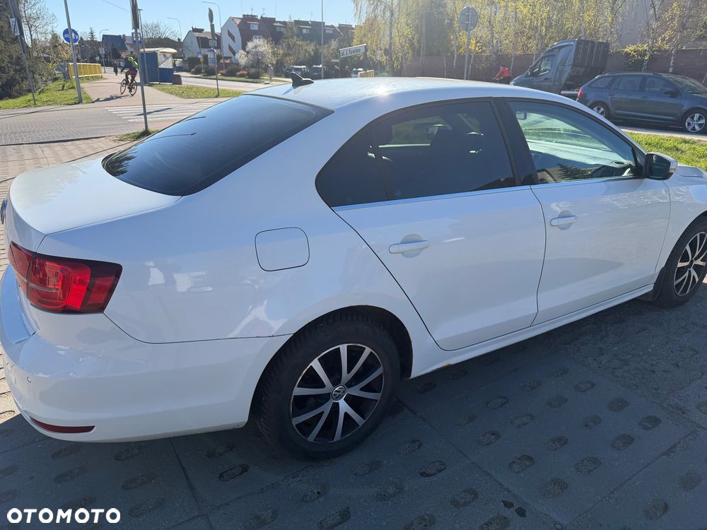 Volkswagen Jetta - 2