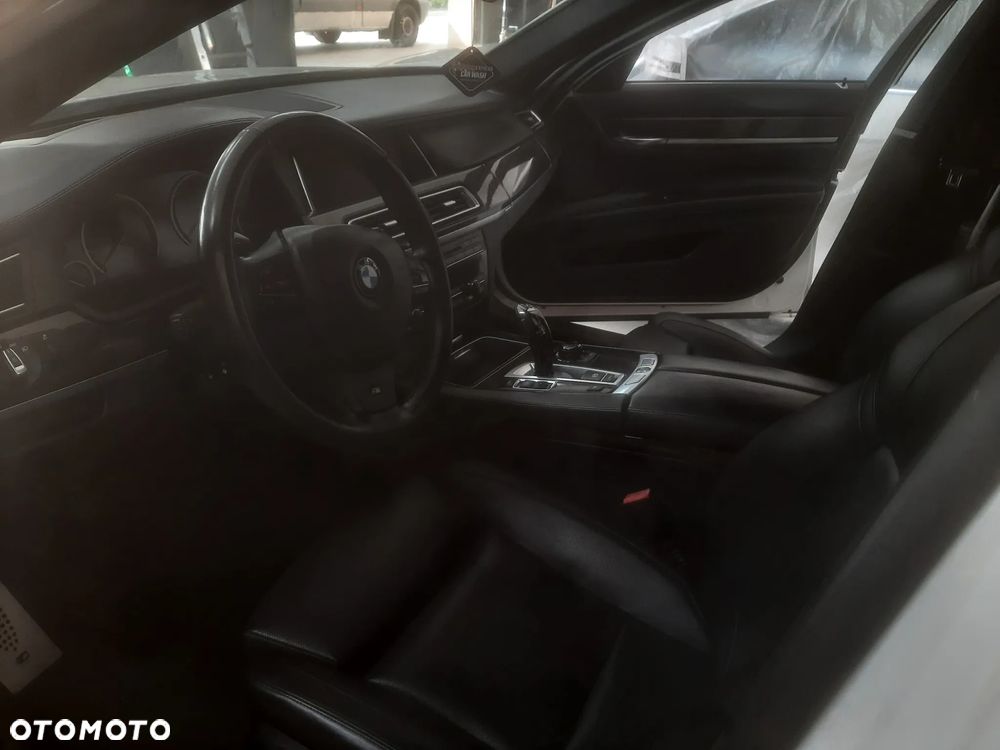 BMW Seria 7 750i - 12