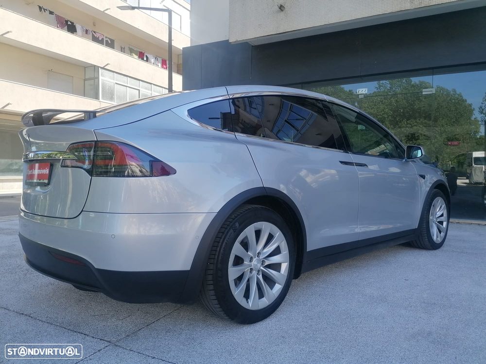 Tesla Model X - 19