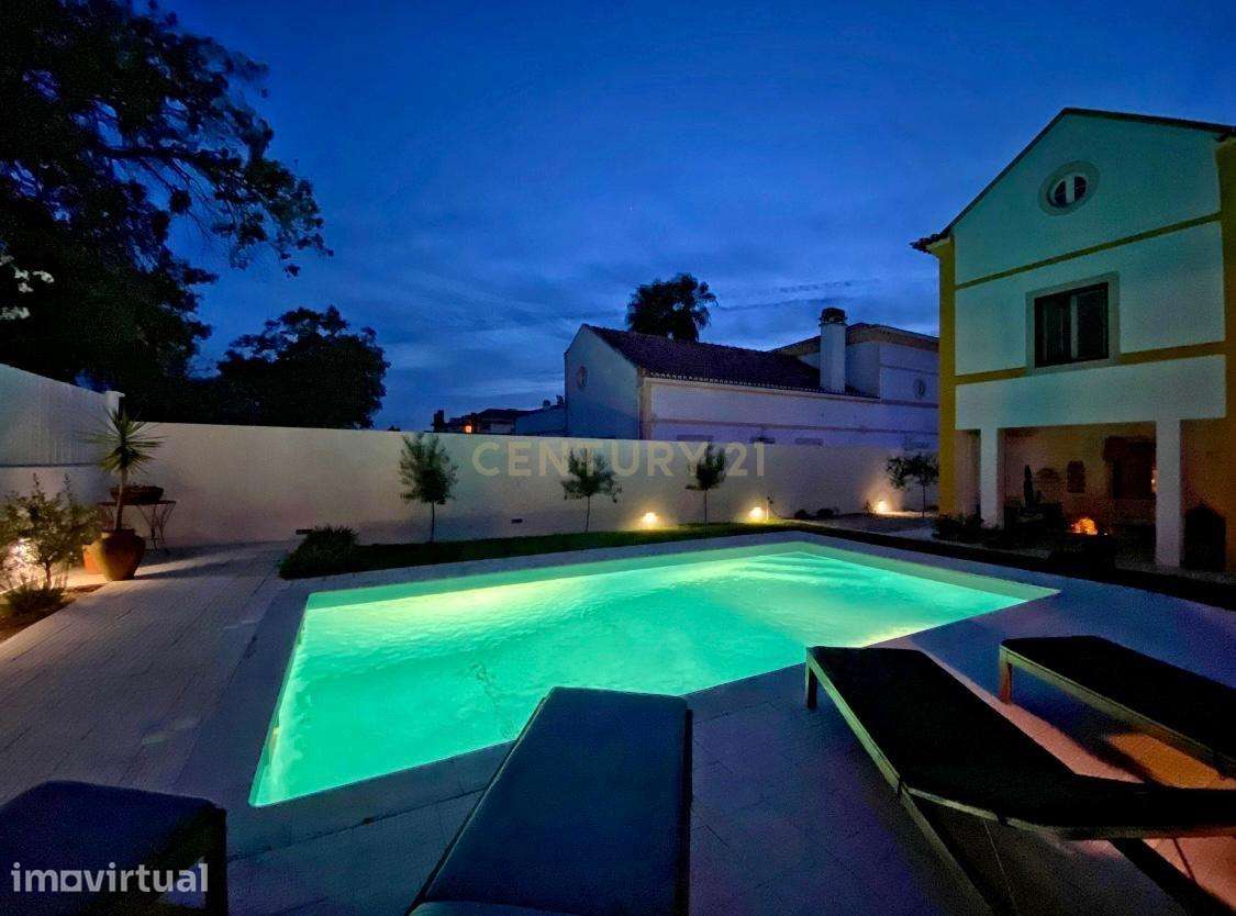 4 SUÍTES + PISCINA | MORADIA COM JARDIM E GARAGEM EM AZEITÃO - Grande imagem: 2/17