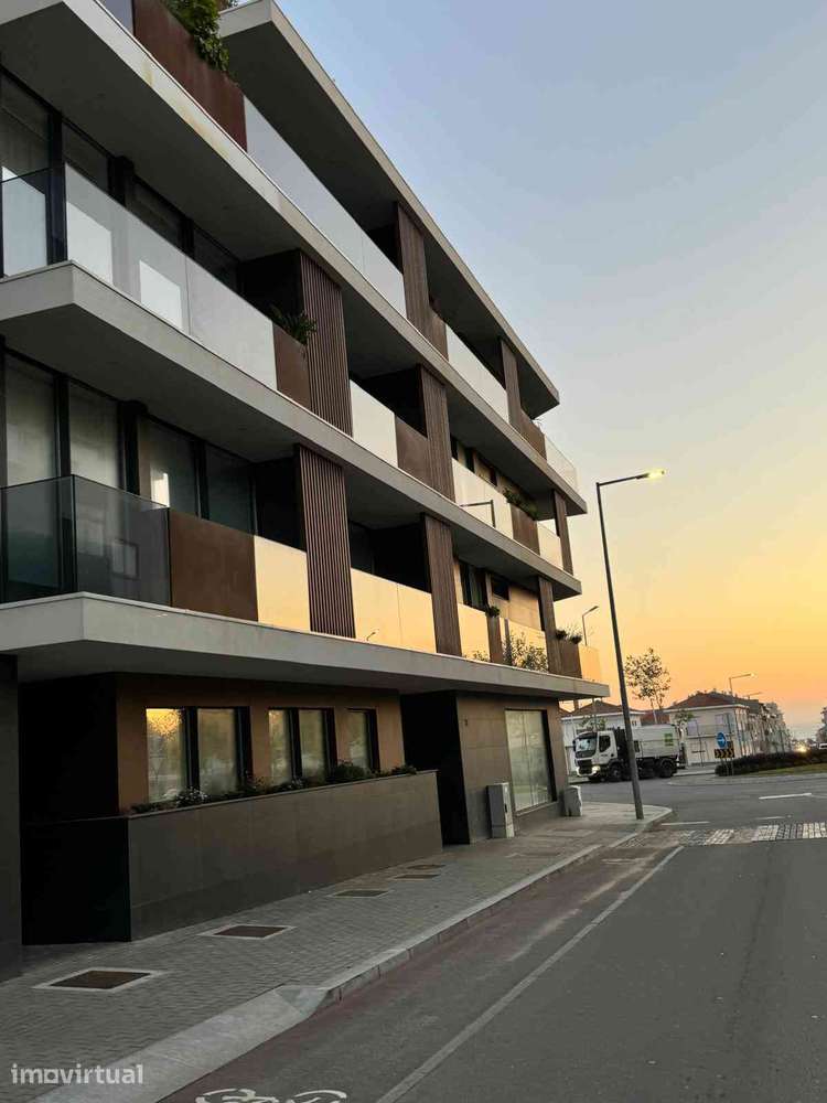 Apartamento T3 com 3 casas de banho no centro de Espinho - Grande imagem: 2/35