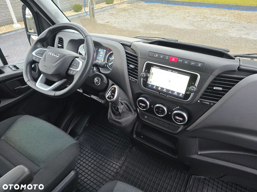 Iveco DAILY DAILY 35C18 / 50C18 HI-MATIC 9PALET 4,50cm Długi 850Kg ŁADOWNOŚĆ SALON PL 39 Tyś km STAN NOWY NOWY NOWY NA GWARANCJI TEMPOMAT FOTEL PNEŁMATYCZNY KLIMATYZACJA AUTOMATYCZNA LEDY BLOKADA MOSTU HAK FABRYCZNY - 3